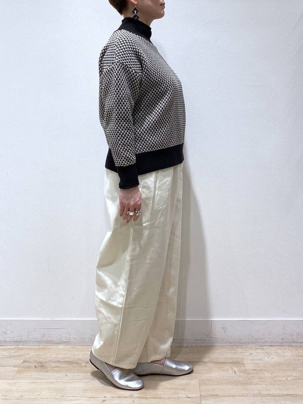 その他のパンプス、ベージュ系のその他パンツ、ブラック系のショルダーバッグを着用したレディースの冬コーディネートの5枚目の写真