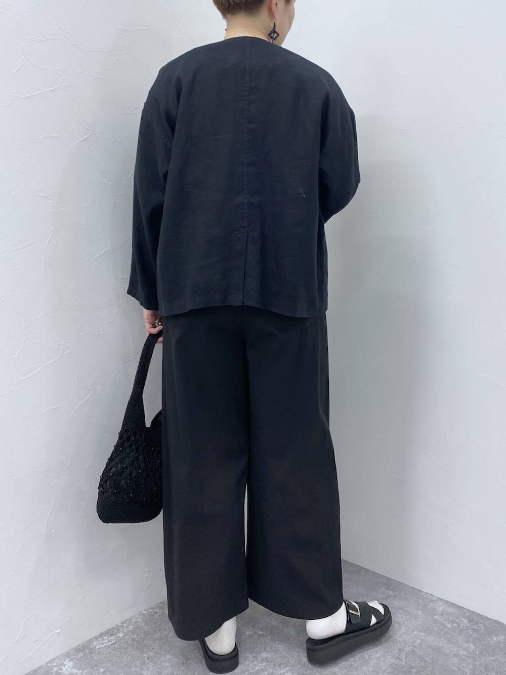 「着痩せ・細見え、みんなのリクエストパンツ_studioCLIP、パンツ、サンダル、シンプルコーデ、モノトーン、春コーデ、休日コーデ、おでかけ、ベーシック/シンプル、カジュアル、studio CLIP、ジャケット、Tシャツ」｜「studio CLIPの【リネン100%】ノーカラージャケット（ノーカラージャケット、ブラック系）」を使った、うだかなさん（レディース・165cm）の春コーディネートの3枚目の写真