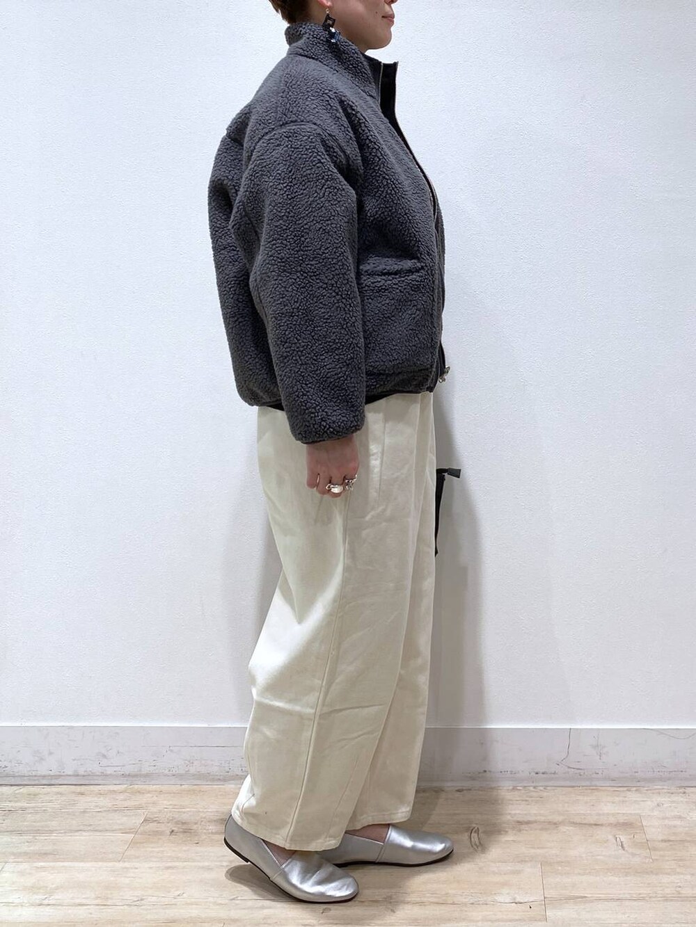 その他のパンプス、ベージュ系のその他パンツ、ブラック系のショルダーバッグを着用したレディースの冬コーディネートの2枚目の写真