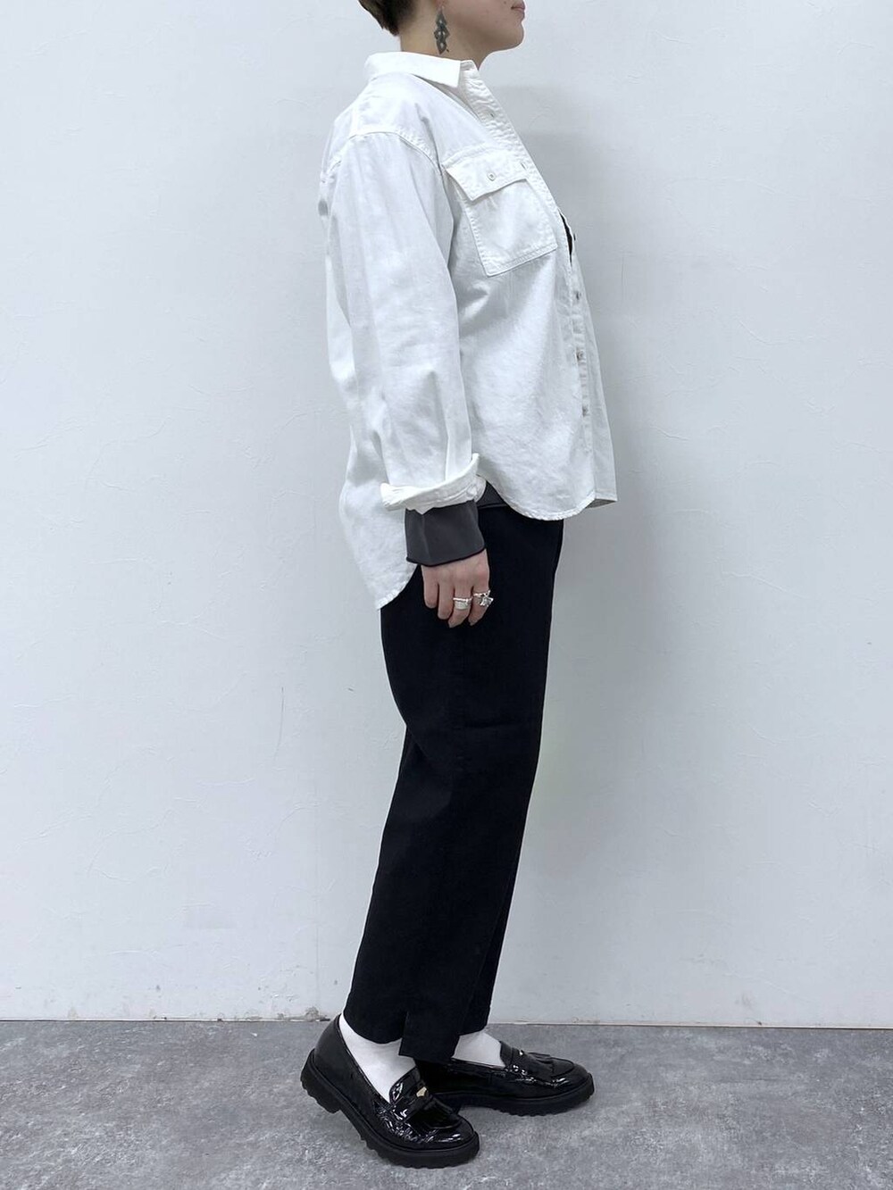 「着痩せ・細見え、ベーシック/シンプル、カジュアル、studio CLIP、シャツ、Tシャツ、パンツ、WEB限定、ショルダーバッグ、シンプルコーデ、休日コーデ、楽ちんコーデ、春コーデ、モノトーン」｜「studio CLIPのサブリナパンツ[プラスサイズあり]（その他パンツ、ブラック系）」を使った、うだかなさん（レディース・165cm）の春コーディネートの2枚目の写真