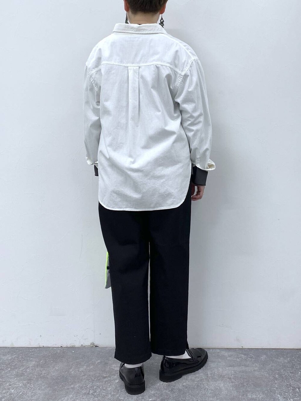 「着痩せ・細見え、ベーシック/シンプル、カジュアル、studio CLIP、シャツ、Tシャツ、パンツ、WEB限定、ショルダーバッグ、シンプルコーデ、休日コーデ、楽ちんコーデ、春コーデ、モノトーン」｜「studio CLIPのサブリナパンツ[プラスサイズあり]（その他パンツ、ブラック系）」を使った、うだかなさん（レディース・165cm）の春コーディネートの3枚目の写真