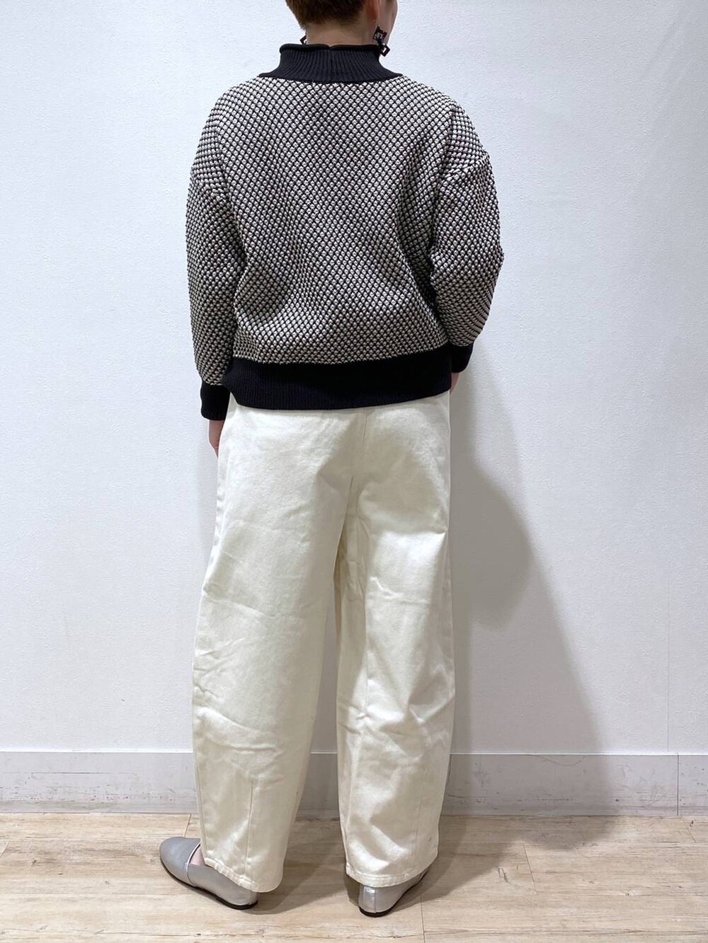 その他のパンプス、ベージュ系のその他パンツ、ブラック系のショルダーバッグを着用したレディースの冬コーディネートの6枚目の写真