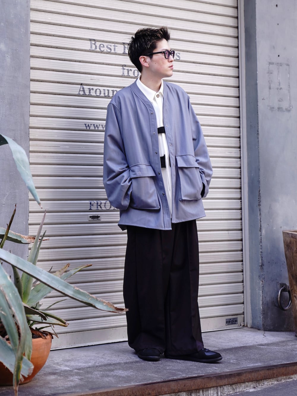 ブルー系のカーディガン/ボレロ、ホワイト系のシャツ/ブラウス、ブラック系のスラックスを着用したメンズの春コーディネートの2枚目の写真