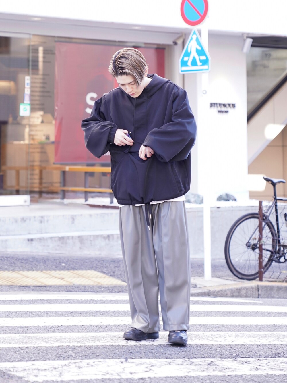 「CASPER JOHN、キャスパージョン、アノラックパーカー、パーカーコーデ、レザーパンツ、モノトーンコーデ、低身長、低身長コーデ、低身長男子、ストリートコーデ、ストリートMIX、ストリートカジュアル、スニーカーコーデ、春コーデ」｜「CASPER JOHNのDrape anorak/ドレープアノラック（その他トップス、ブラック系）」を使った、KOMさん（メンズ・165cm）の春コーディネートの2枚目の写真