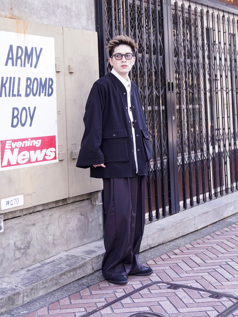 「CASPER JOHN、キャスパージョン、カーディガン、シャツカーディガン、白シャツ、アンティーク、バギーパンツ、ビッグシルエット、ストリートカジュアル、低身長、低身長コーデ、低身長男子、春コーデ、メガネ男子、ジャーマントレーナー」｜「CASPER JOHNのRing snap shirt cardigan/リングスナップシャツカーディガン（カーディガン/ボレロ、ブラック系）」を使った、KOMさん（メンズ・165cm）の春コーディネートの2枚目の写真