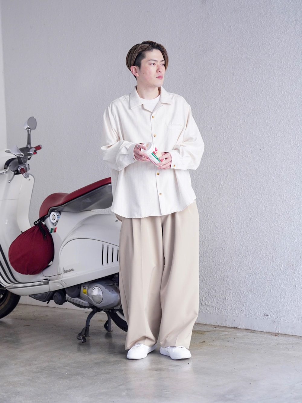 「CASPER JOHN、キャスパージョン、低身長、低身長コーデ、低身長男子、シャツコーデ、ストライプシャツ、ベージュコーデ、同系色コーデ、ベージュパンツ、ビッグシルエット、白スニーカー、スニーカーコーデ、春コーデ」｜「CASPER JOHNのVarious dolman shirts/バリアスドルマンシャツ（シャツ/ブラウス、ホワイト系）」を使った、KOMさん（メンズ・165cm）の春コーディネートの2枚目の写真