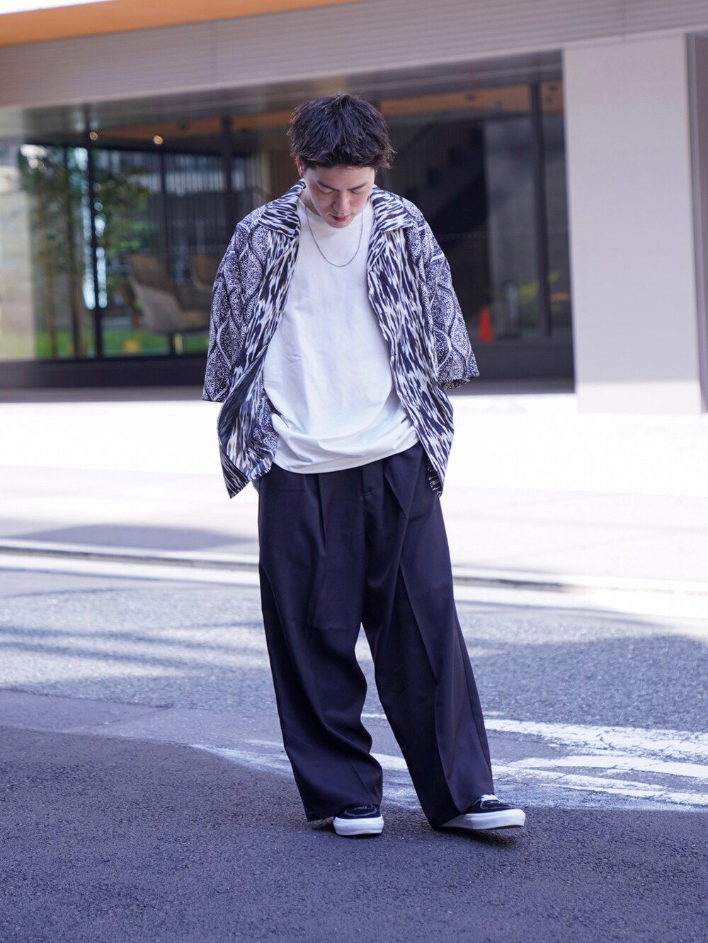「CASPER JOHN、キャスパージョン、EDDEN ELLEN、柄シャツ、柄シャツコーデ、白Tシャツ、ワイドスラックス、モノトーンコーデ、スニーカーコーデ、低身長、低身長コーデ、低身長男子、春コーデ、夏コーデ」｜「CASPER JOHNのVarious Dolman Shirts/バリアスドルマンシャツ（シャツ/ブラウス、その他）」を使った、KOMさん（メンズ・165cm）の春コーディネートの2枚目の写真
