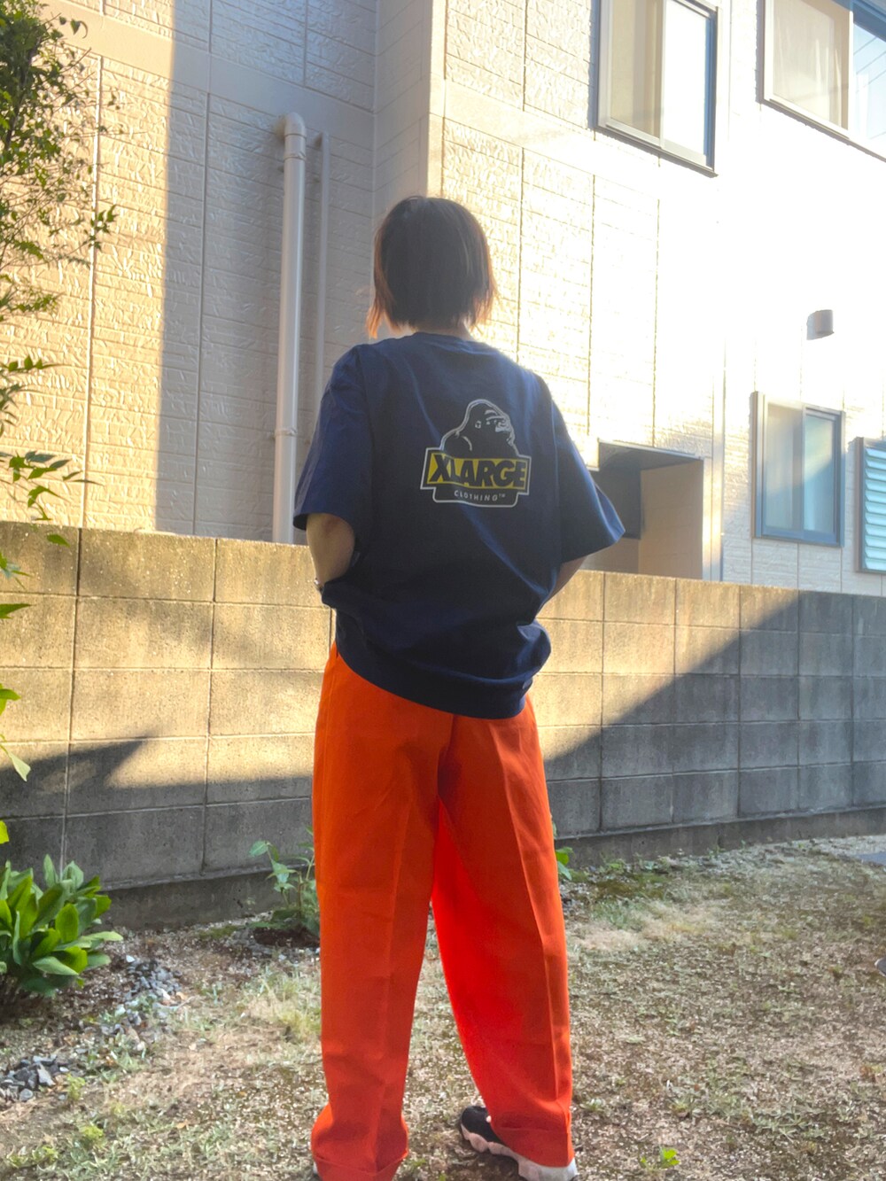 オレンジ系のその他パンツ、ブルー系のTシャツ/カットソー、ブラック系のサンダルを着用したレディースの夏コーディネートの3枚目の写真