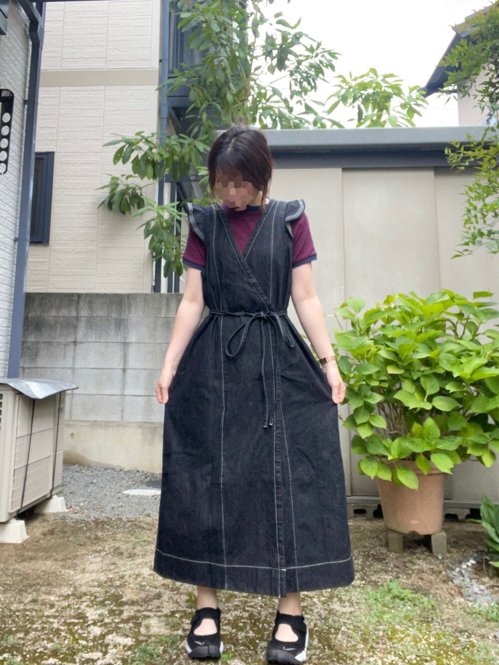 ブラック系のワンピース、ブルー系のTシャツ/カットソー、ブラック系のサンダルを着用したレディースの夏コーディネートの3枚目の写真