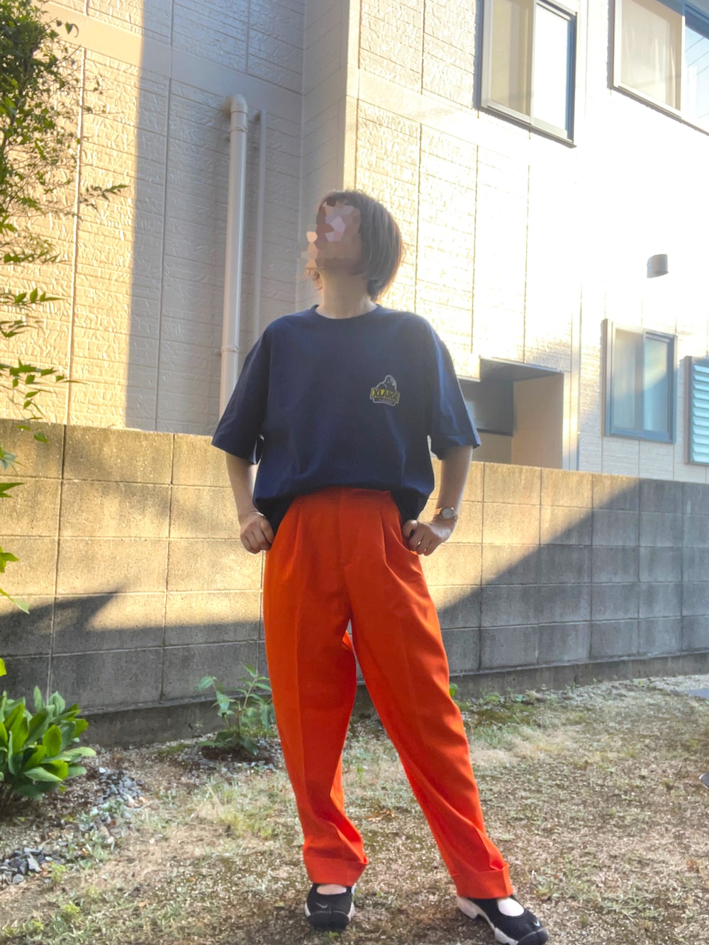 オレンジ系のその他パンツ、ブルー系のTシャツ/カットソー、ブラック系のサンダルを着用したレディースの夏コーディネートの2枚目の写真