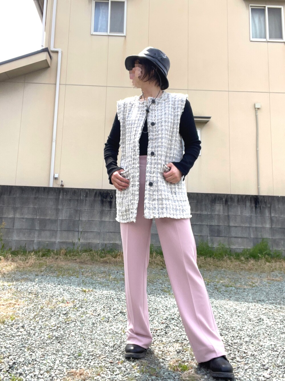 ピンク系のその他パンツ、その他のその他アウター、ブラック系のTシャツ/カットソーを着用したレディースの春コーディネートの2枚目の写真