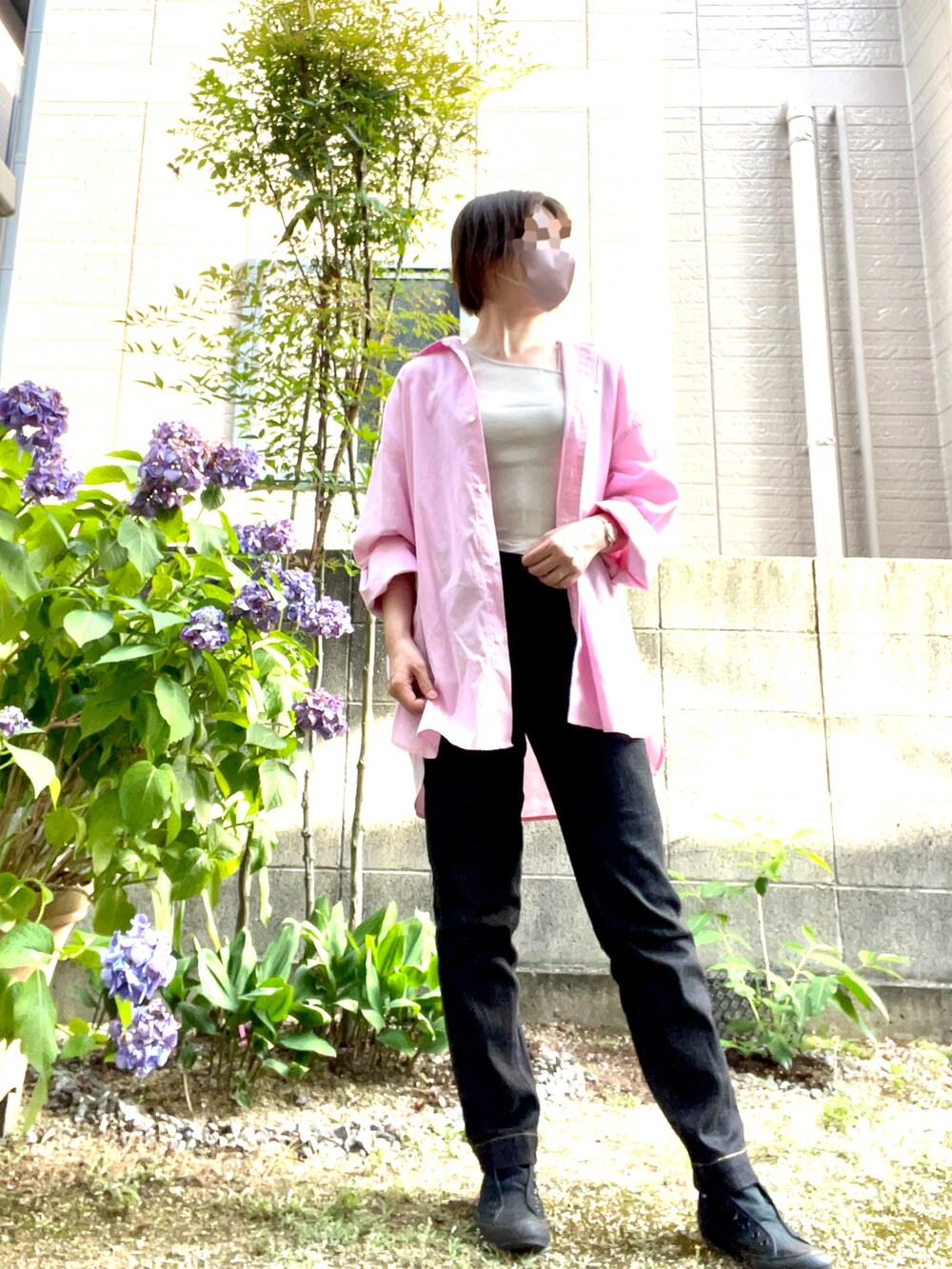 ブラック系のデニムパンツ、ピンク系のシャツ/ブラウス、ホワイト系のタンクトップを着用したレディースの夏コーディネートの2枚目の写真