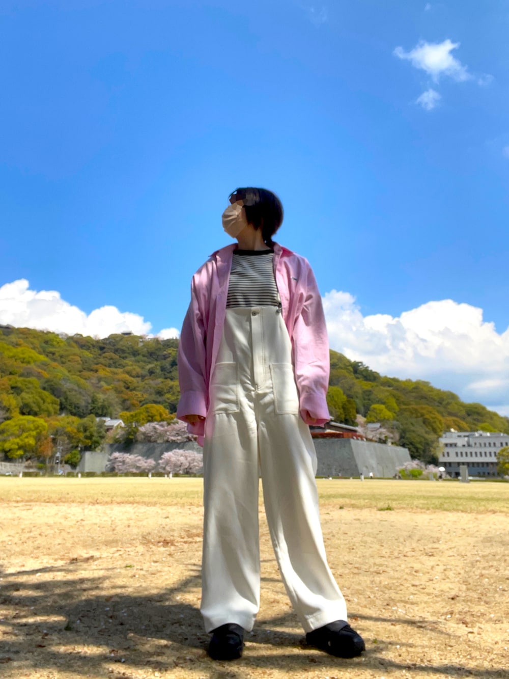 ホワイト系のサロペット/オーバーオール、ピンク系のシャツ/ブラウス、ブラック系のTシャツ/カットソーを着用したレディースの春コーディネートの3枚目の写真