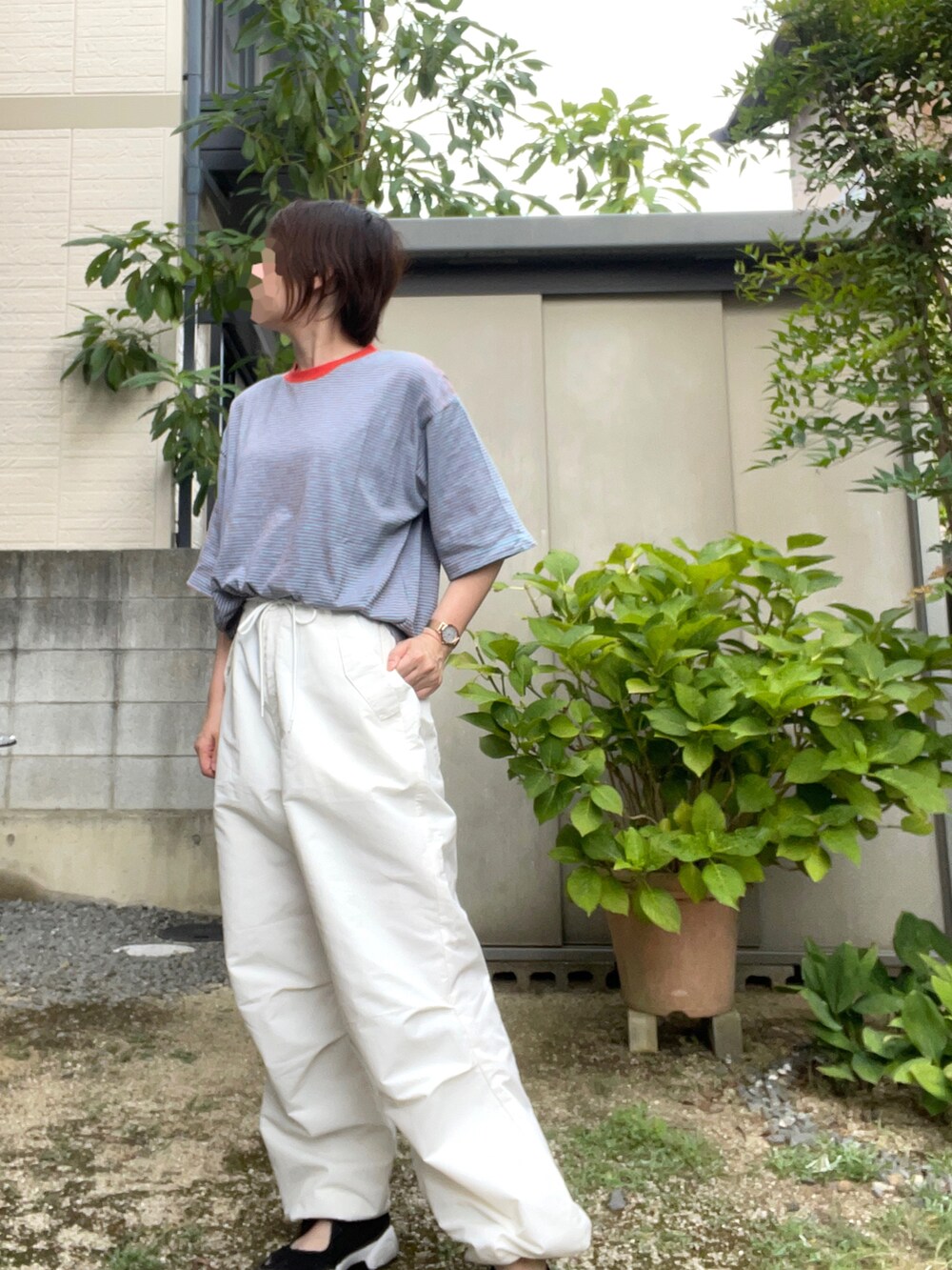 ホワイト系のその他パンツ、レッド系のTシャツ/カットソー、ブラック系のサンダルを着用したレディースの秋コーディネートの2枚目の写真