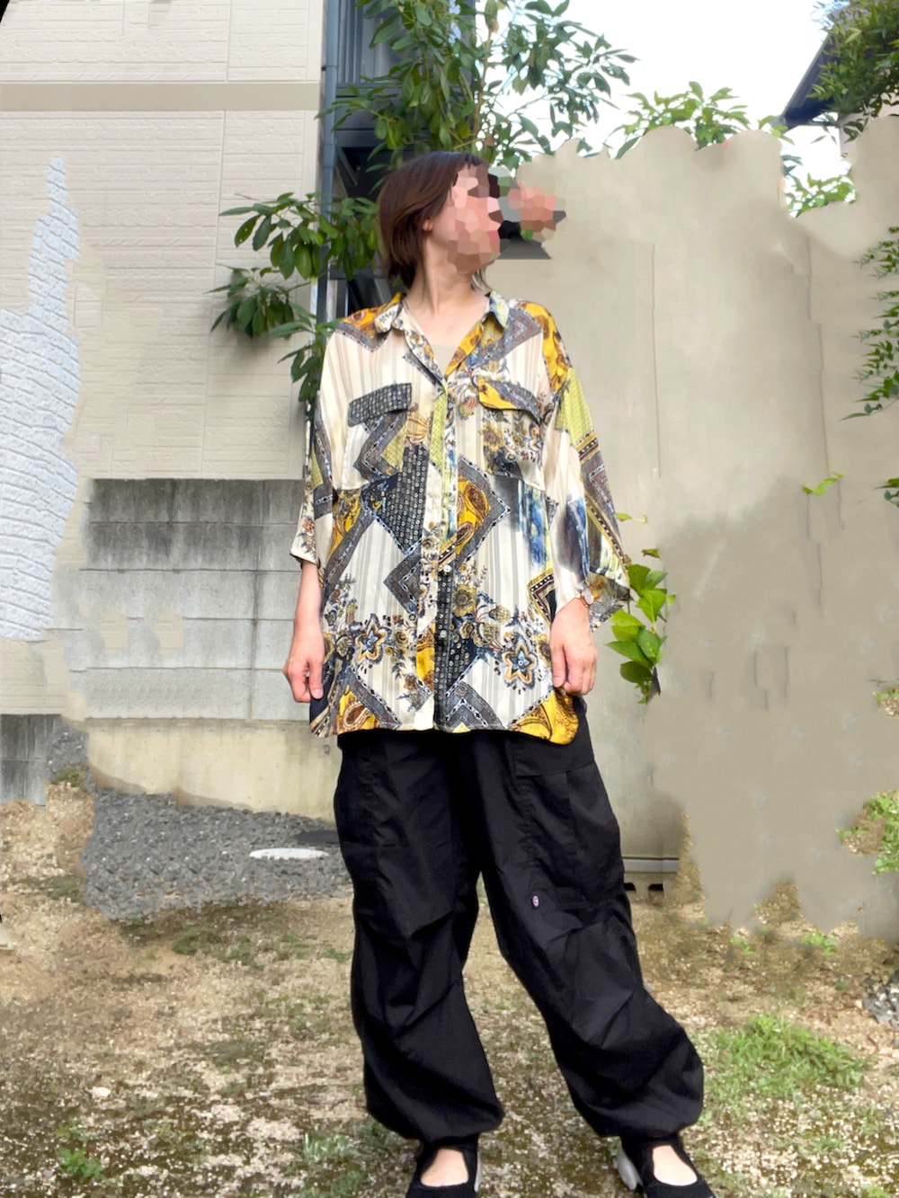 ブラック系のカーゴパンツ、ブルー系のシャツ/ブラウス、ベージュ系のキャミソールを着用したレディースの夏コーディネートの3枚目の写真