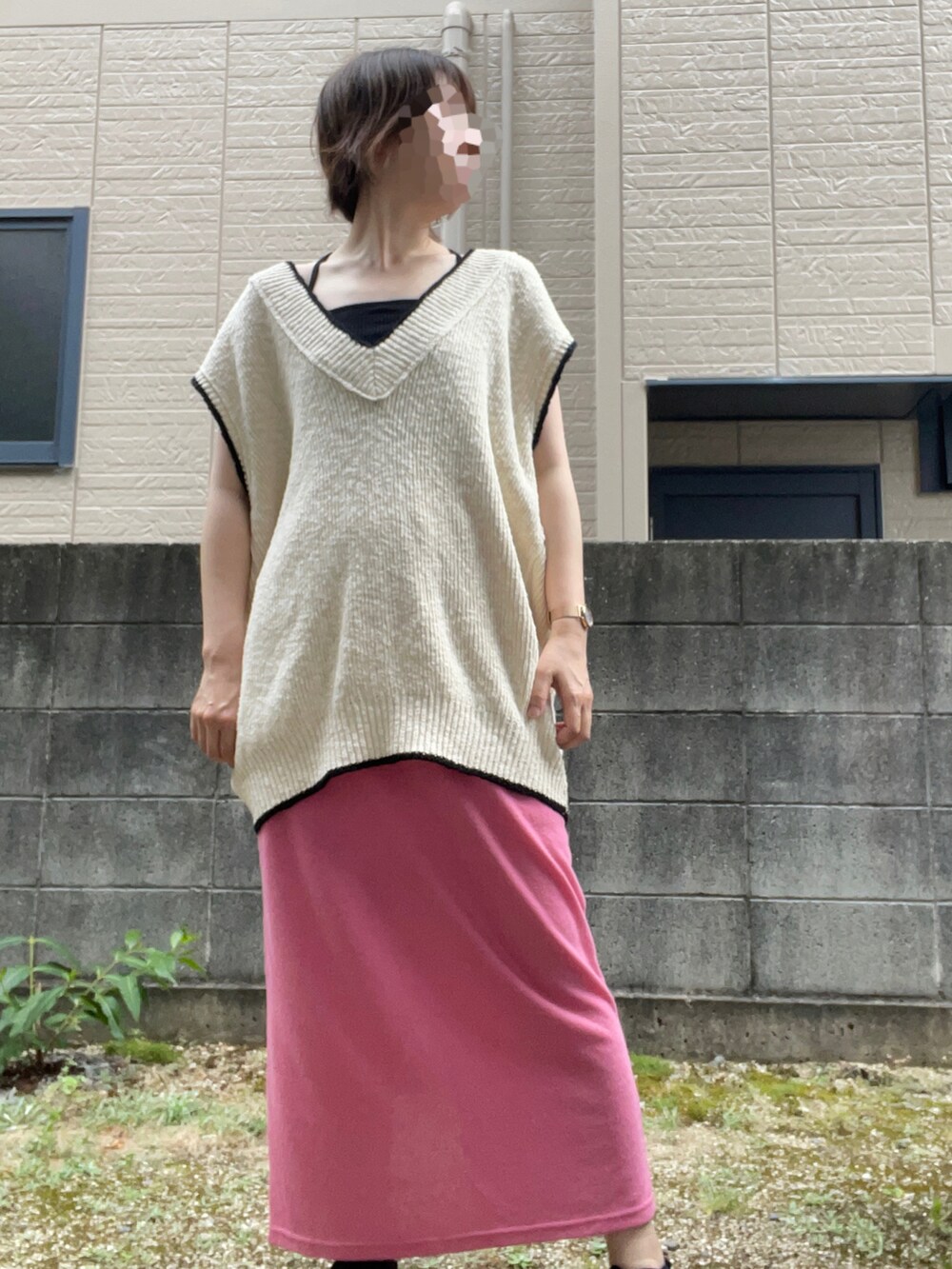 ホワイト系のベスト、ブラック系のサンダル、ブラック系のキャミソールを着用したレディースの夏コーディネートの3枚目の写真