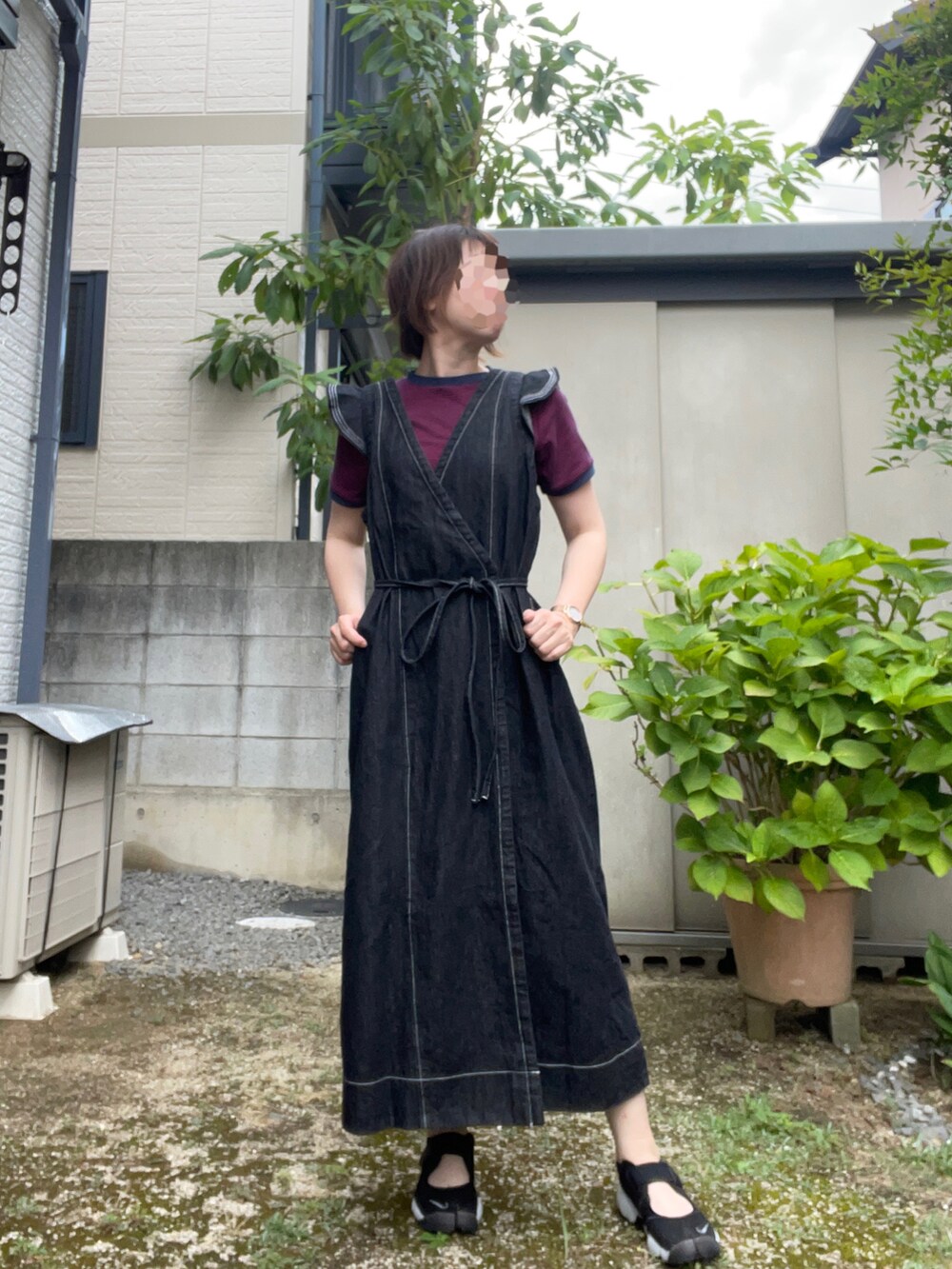 ブラック系のワンピース、ブルー系のTシャツ/カットソー、ブラック系のサンダルを着用したレディースの夏コーディネートの2枚目の写真