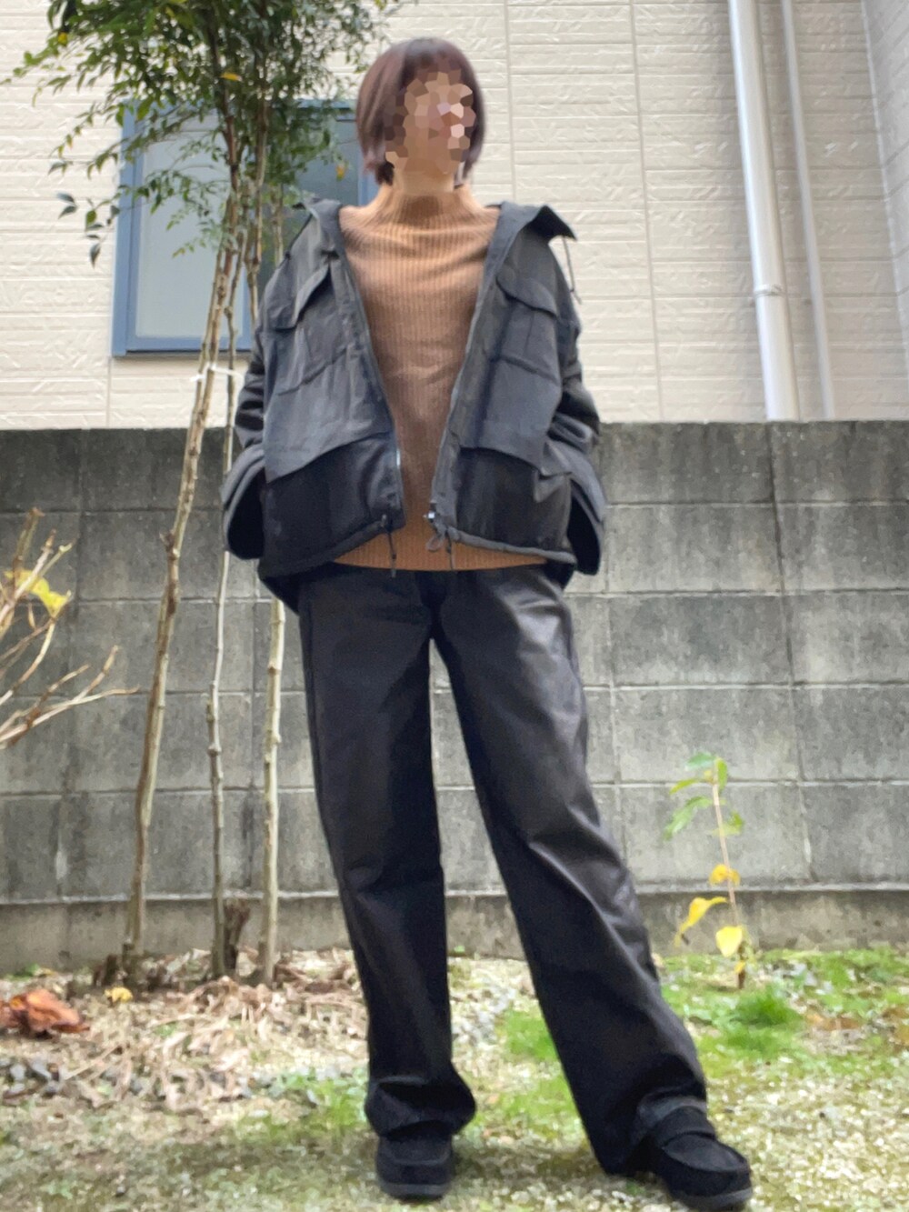 ブラウン系のニット/セーター、ブラック系のその他パンツ、ブラック系のジャケット/アウターを着用したレディースの冬コーディネートの2枚目の写真