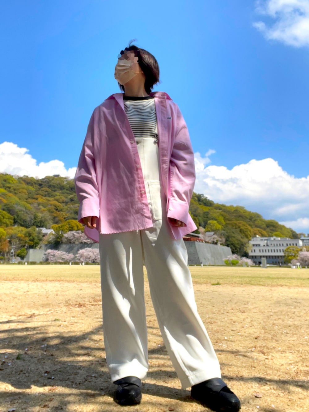 ホワイト系のサロペット/オーバーオール、ピンク系のシャツ/ブラウス、ブラック系のTシャツ/カットソーを着用したレディースの春コーディネートの2枚目の写真