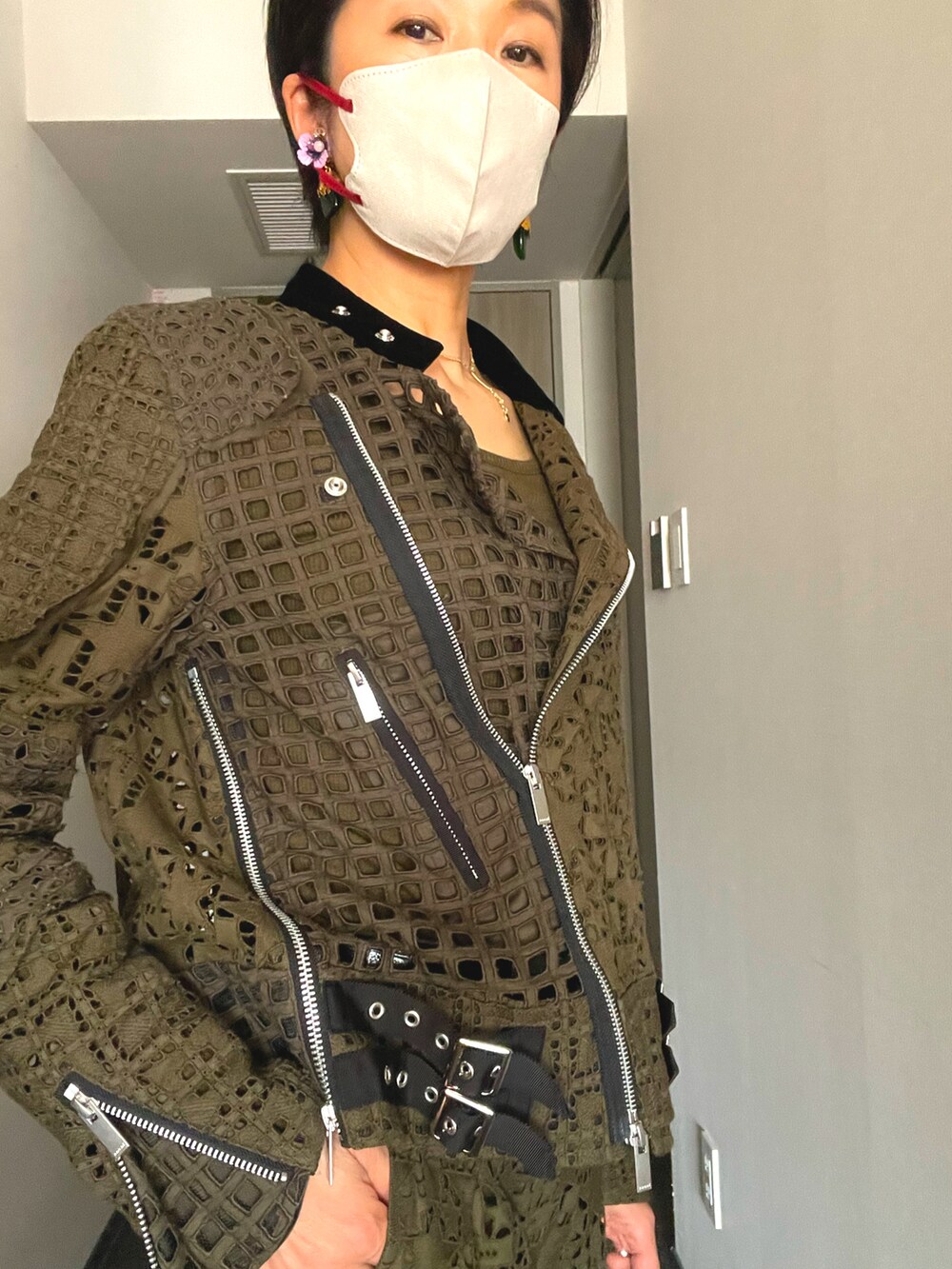 グリーン系のブルゾン、グリーン系のパンツ、ブラック系のスニーカーを着用したレディースの春コーディネートの4枚目の写真