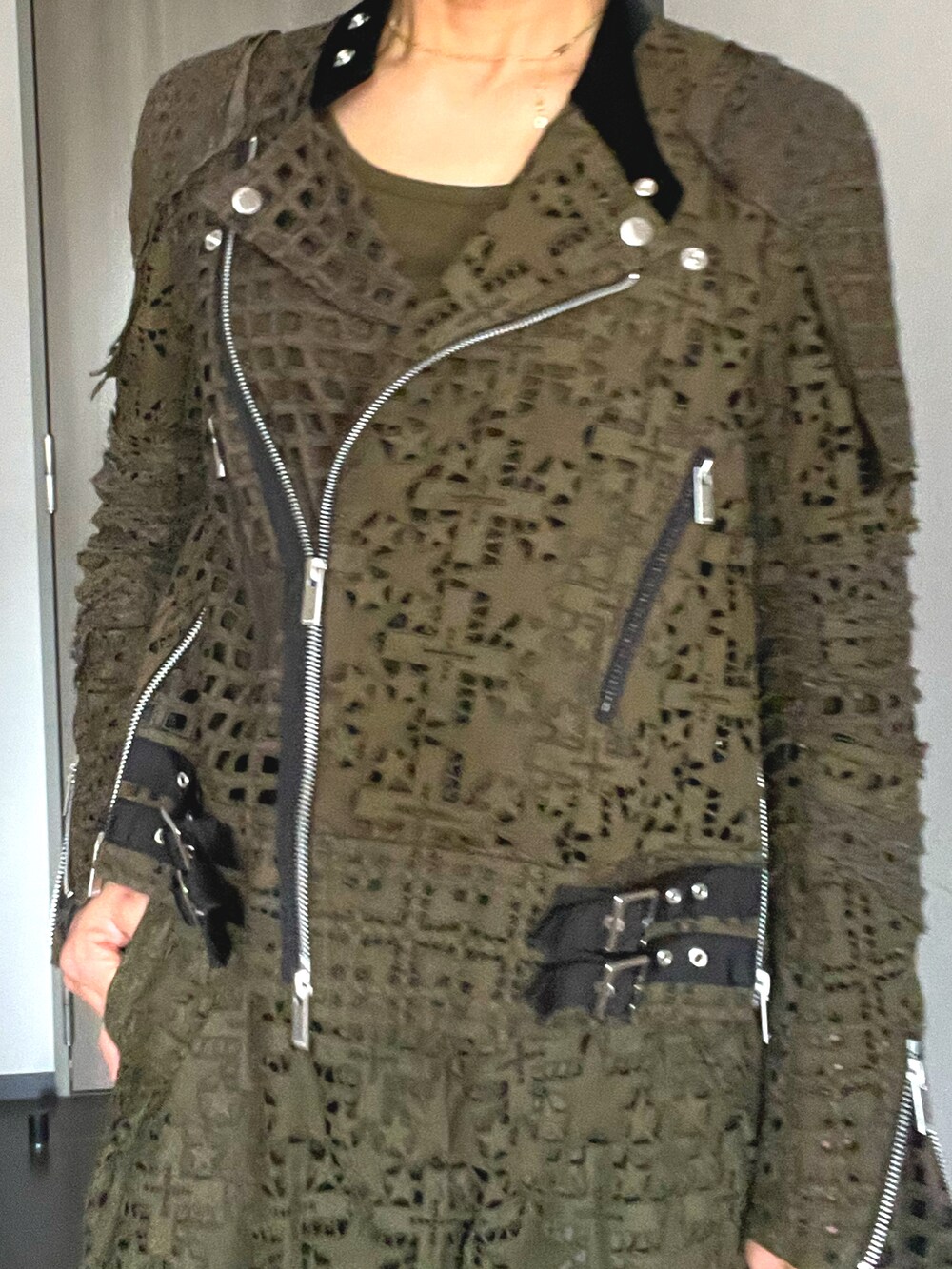 グリーン系のブルゾン、グリーン系のパンツ、ブラック系のスニーカーを着用したレディースの春コーディネートの3枚目の写真