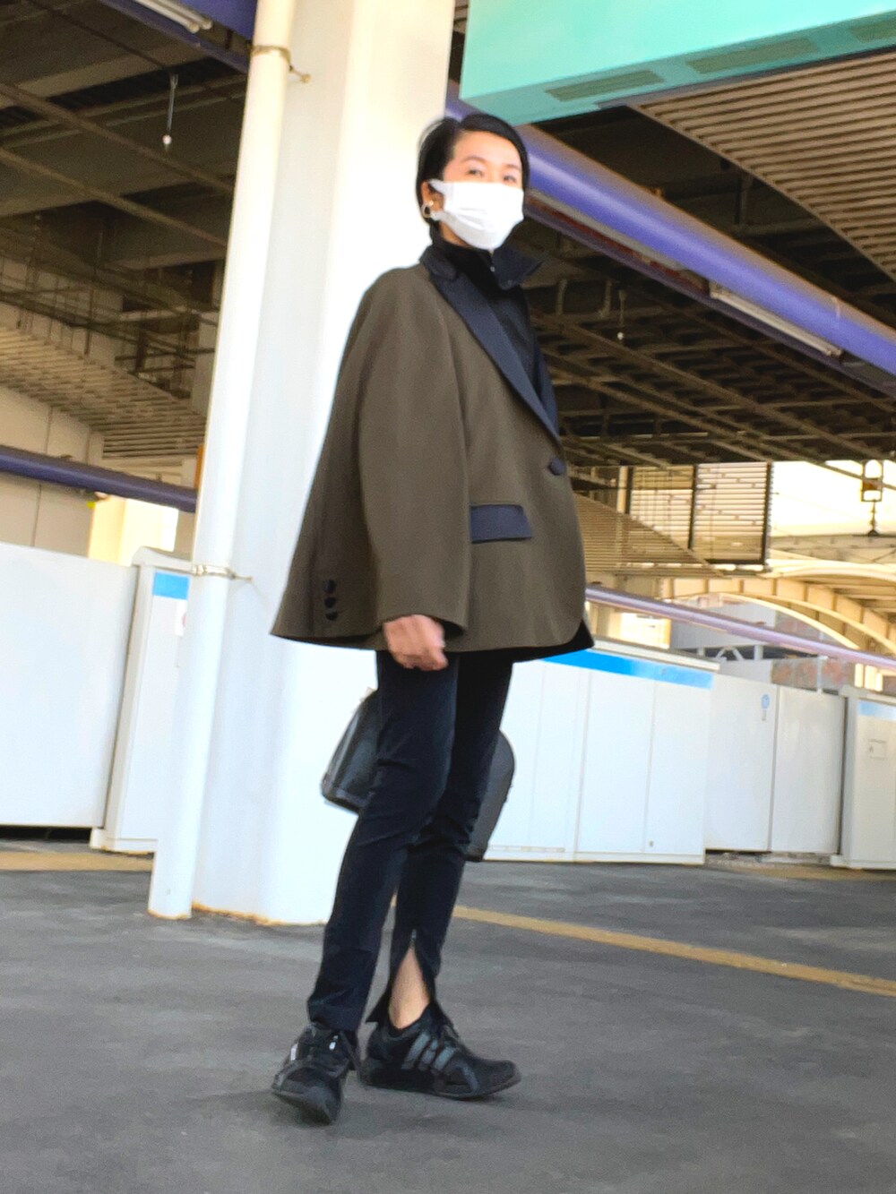 グリーン系のジャケット/アウター、ブラック系のパンツ、ブラック系のバッグを着用したレディースの春コーディネートの2枚目の写真