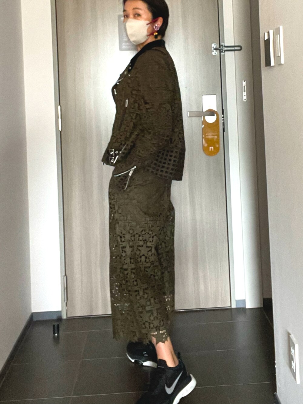 グリーン系のブルゾン、グリーン系のパンツ、ブラック系のスニーカーを着用したレディースの春コーディネートの2枚目の写真