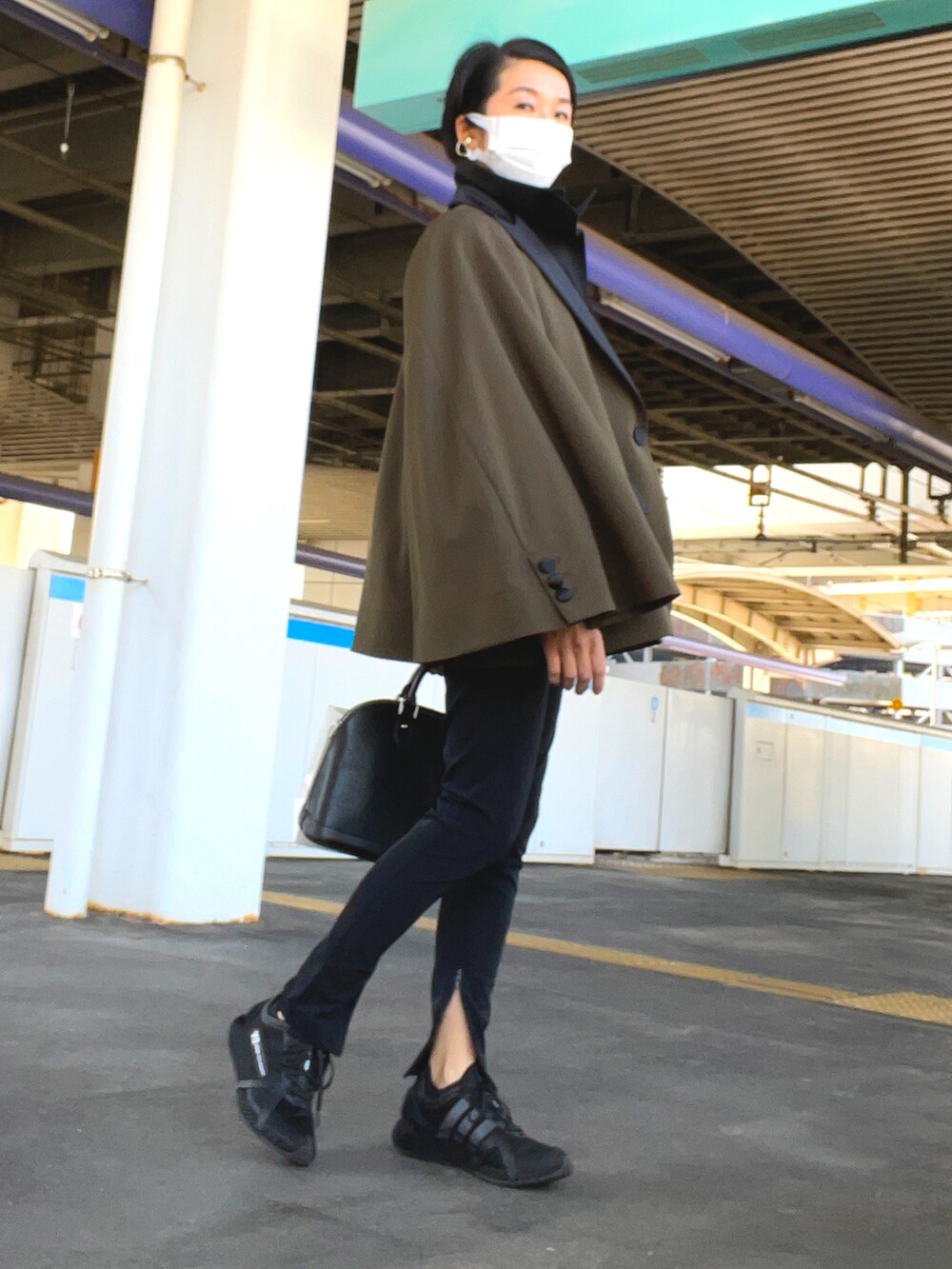 グリーン系のジャケット/アウター、ブラック系のパンツ、ブラック系のバッグを着用したレディースの春コーディネートの3枚目の写真