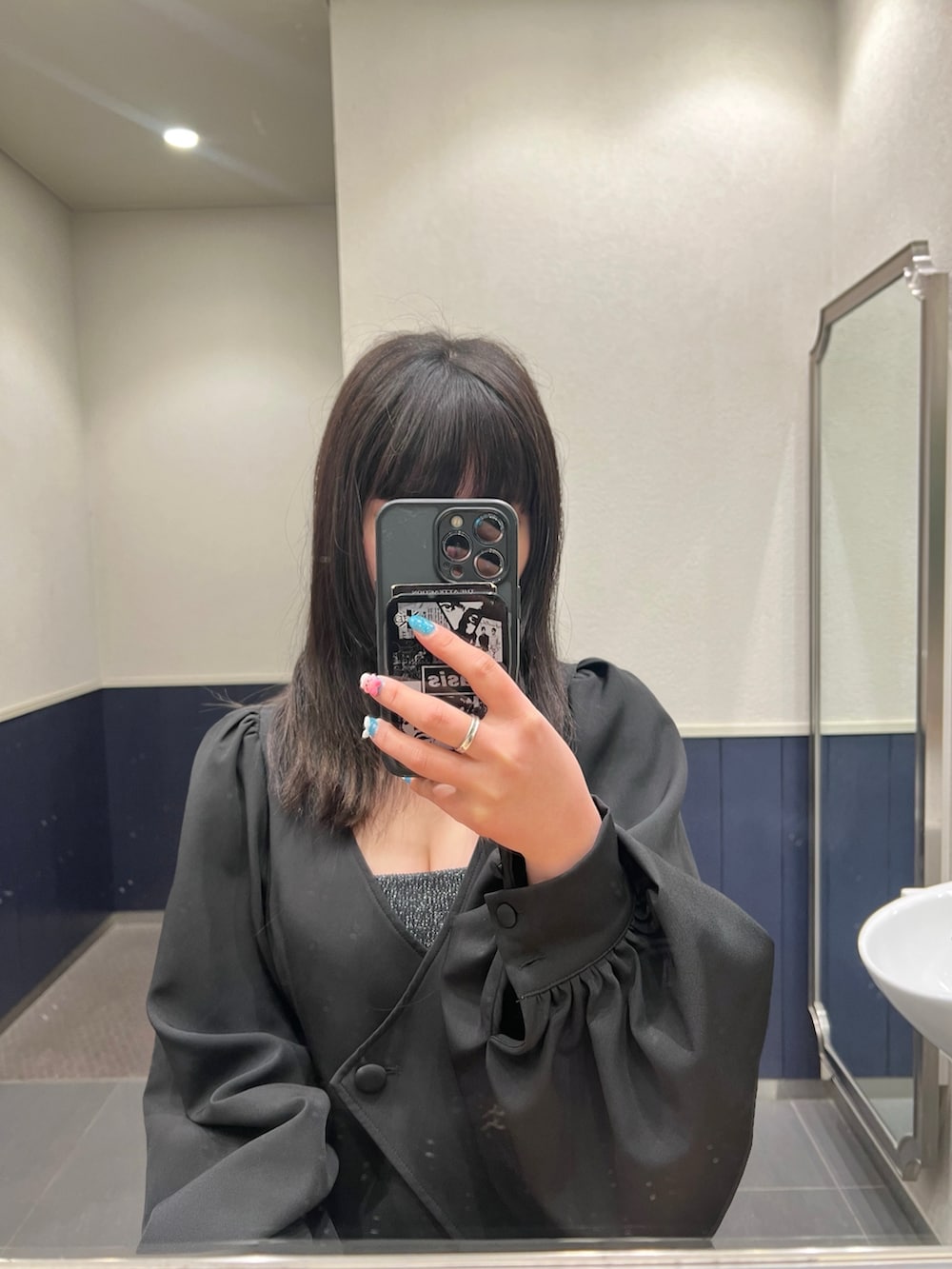 ブラック系のワンピース/ドレス、ブラック系のローファー、ブラック系のノーカラージャケットを着用したレディースの冬コーディネートの2枚目の写真