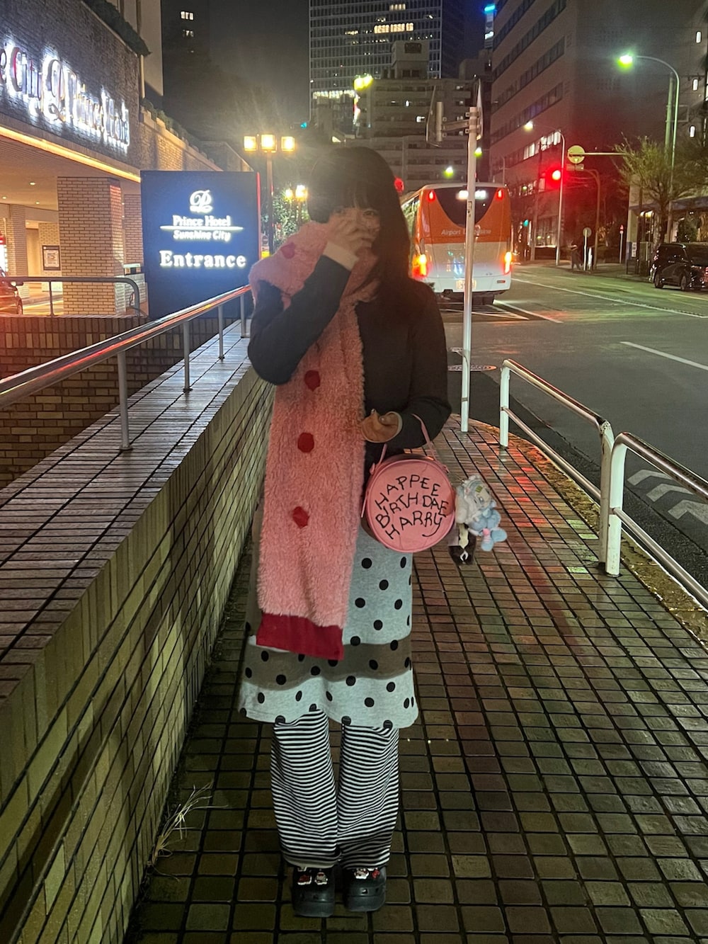 グレー系のカーディガン/ボレロ、ブラック系のサンダル、グレー系のパンツを着用したレディースの冬コーディネートの2枚目の写真