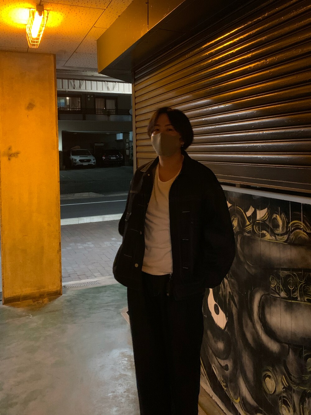 ブルー系のセットアップ、ブラック系のブーツを着用したメンズの秋コーディネートの2枚目の写真