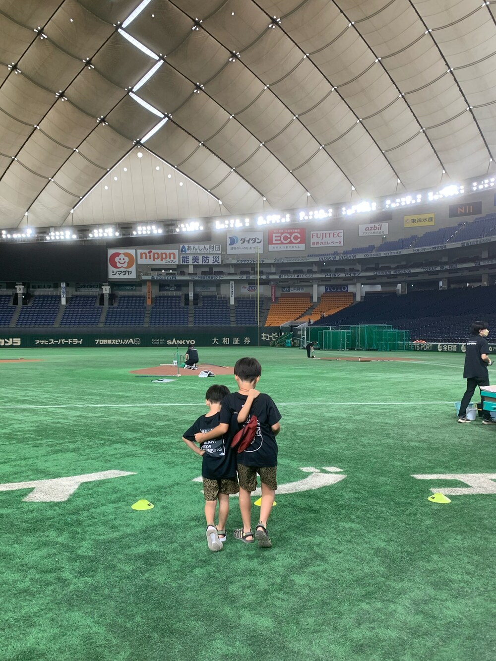 ベージュ系のナイロンジャケット、ブラック系のTシャツ/カットソー、ベージュ系のその他パンツを着用したキッズの秋コーディネートの5枚目の写真