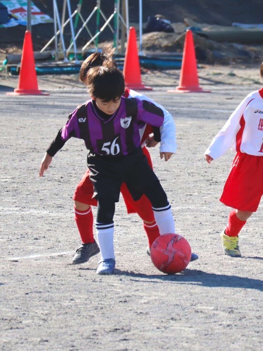 グレー系のフォーマルスーツ/小物、ホワイト系のベスト、ホワイト系のTシャツ/カットソーを着用したキッズの冬コーディネートの4枚目の写真