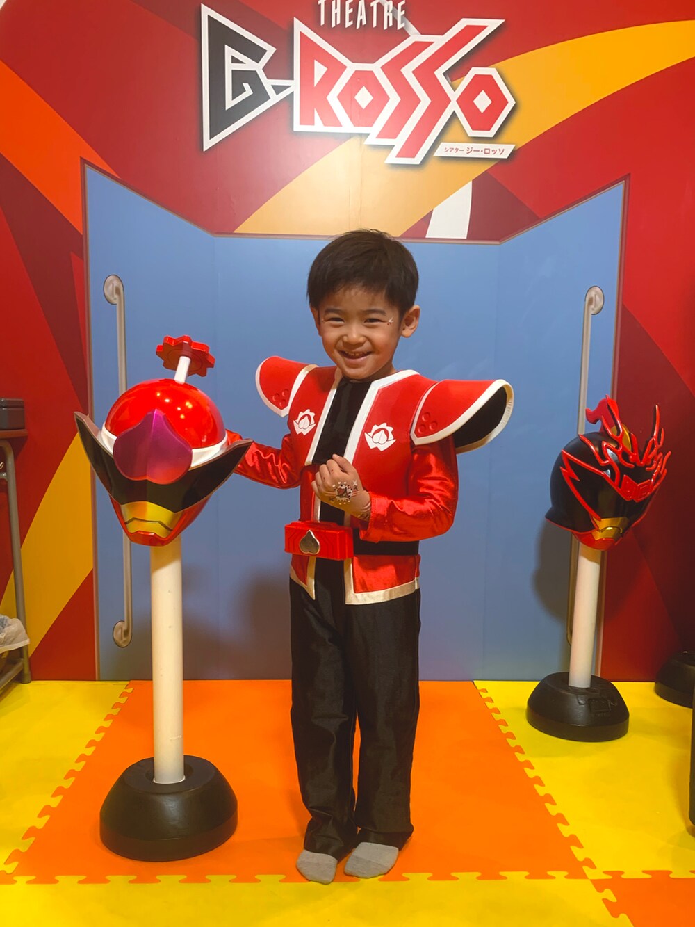 グレー系のフォーマルスーツ/小物、ホワイト系のベスト、ホワイト系のTシャツ/カットソーを着用したキッズの冬コーディネートの3枚目の写真