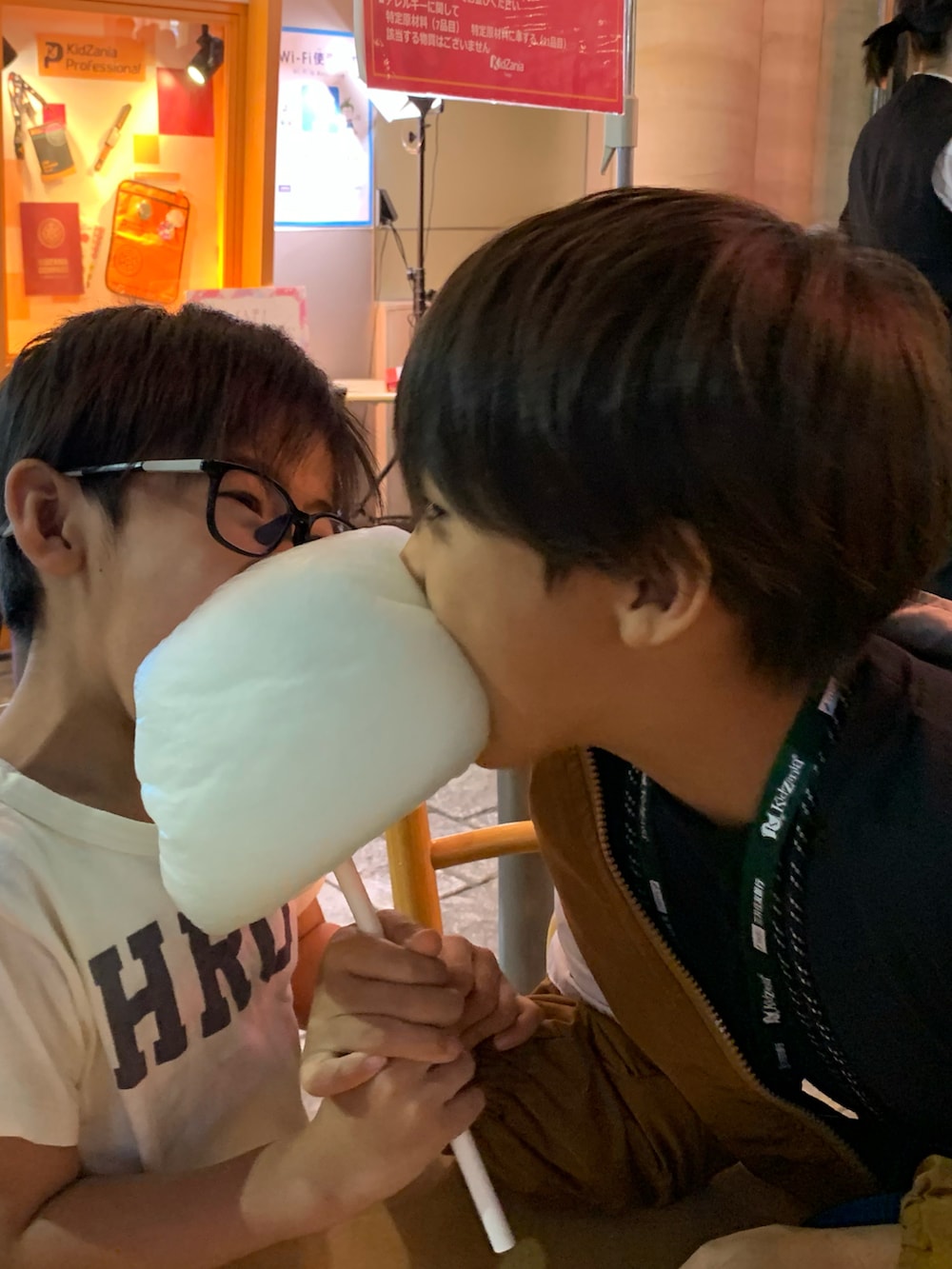 ベージュ系のナイロンジャケット、ブラック系のTシャツ/カットソー、ベージュ系のその他パンツを着用したキッズの秋コーディネートの3枚目の写真