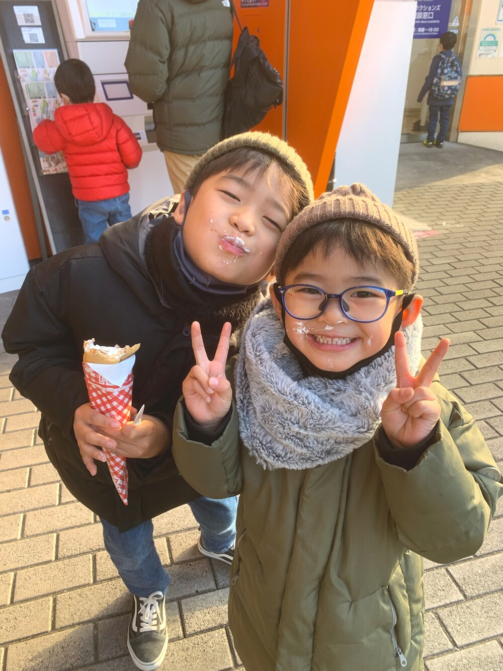 グレー系のフォーマルスーツ/小物、ホワイト系のベスト、ホワイト系のTシャツ/カットソーを着用したキッズの冬コーディネートの2枚目の写真