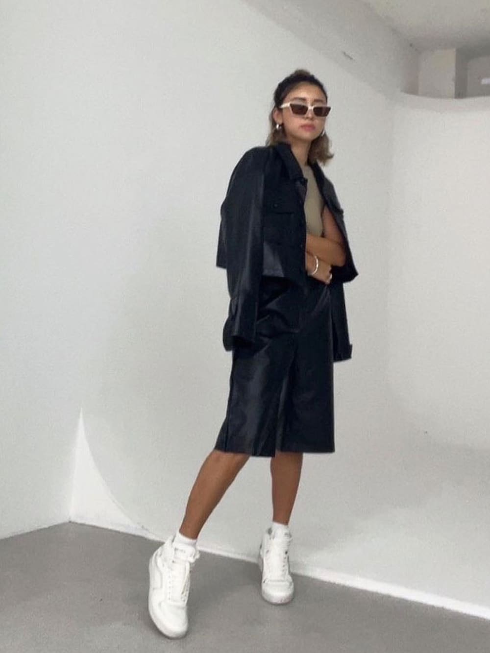 ホワイト系のニット/セーター、ブルー系のデニムパンツを着用したレディースの秋コーディネートの4枚目の写真