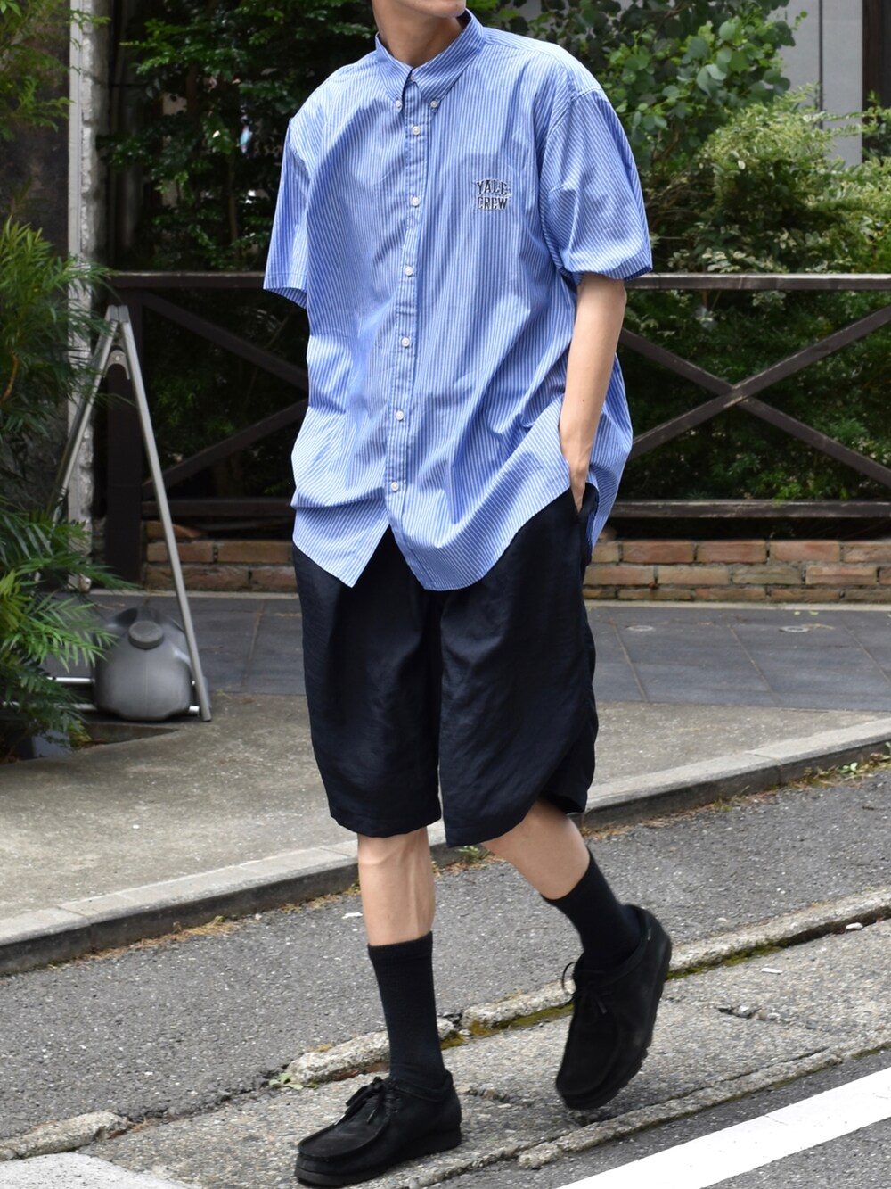 ブルー系のシャツ/ブラウス、ブルー系のパンツ、ブラック系のブーツを着用したメンズの夏コーディネートの2枚目の写真