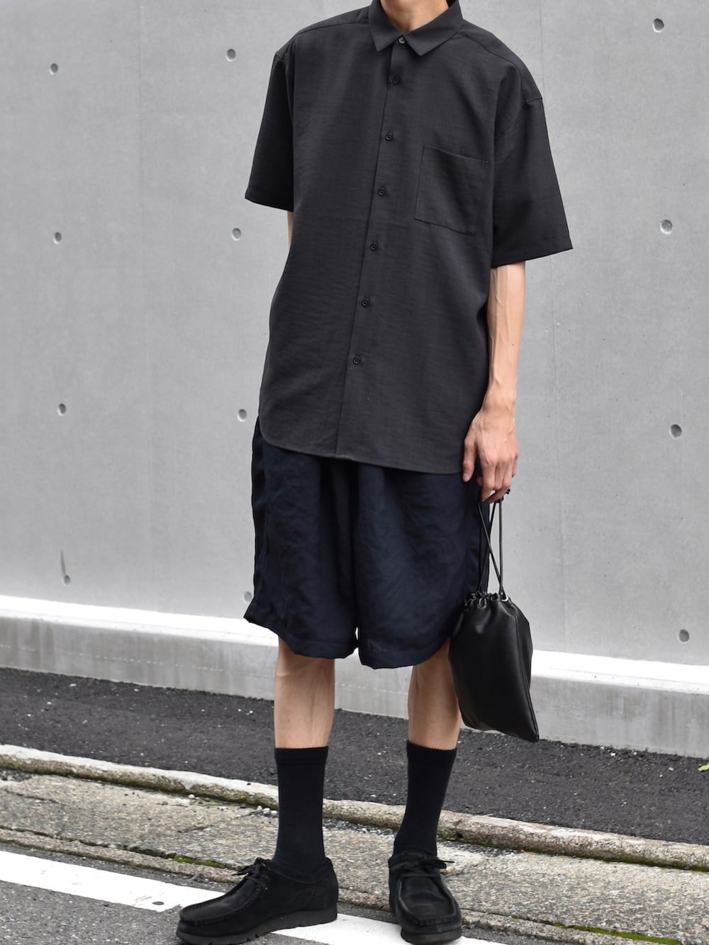 ブルー系のパンツ、グレー系のシャツ/ブラウス、ブラック系のショルダーバッグを着用したメンズの夏コーディネートの2枚目の写真