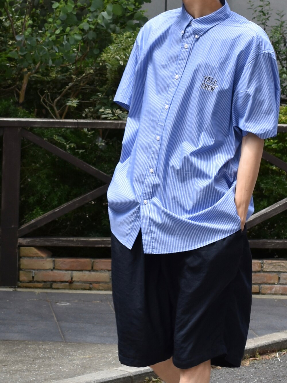 ブルー系のシャツ/ブラウス、ブルー系のパンツ、ブラック系のブーツを着用したメンズの夏コーディネートの3枚目の写真