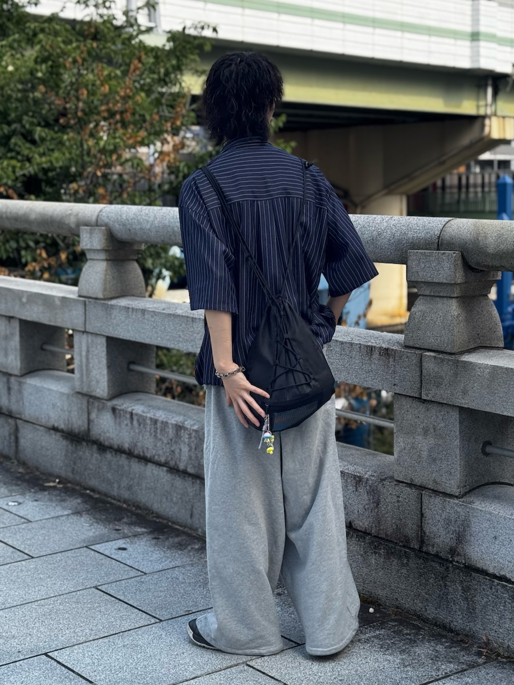 ブルー系のシャツ/ブラウス、グレー系のスウェットパンツ、ブラック系のスニーカーを着用したメンズの夏コーディネートの3枚目の写真