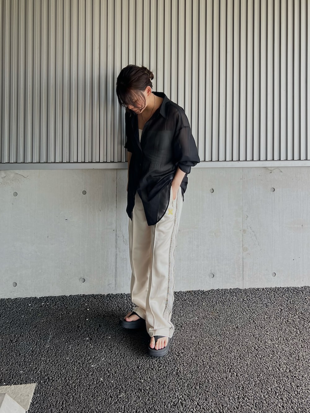 ブラック系のシャツ/ブラウス、ホワイト系のその他パンツ、ブラック系のサンダルを着用したレディースの夏コーディネートの3枚目の写真