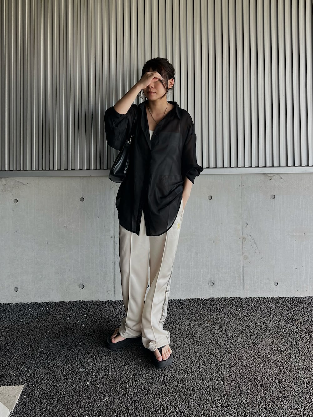 ブラック系のシャツ/ブラウス、ホワイト系のその他パンツ、ブラック系のサンダルを着用したレディースの夏コーディネートの2枚目の写真