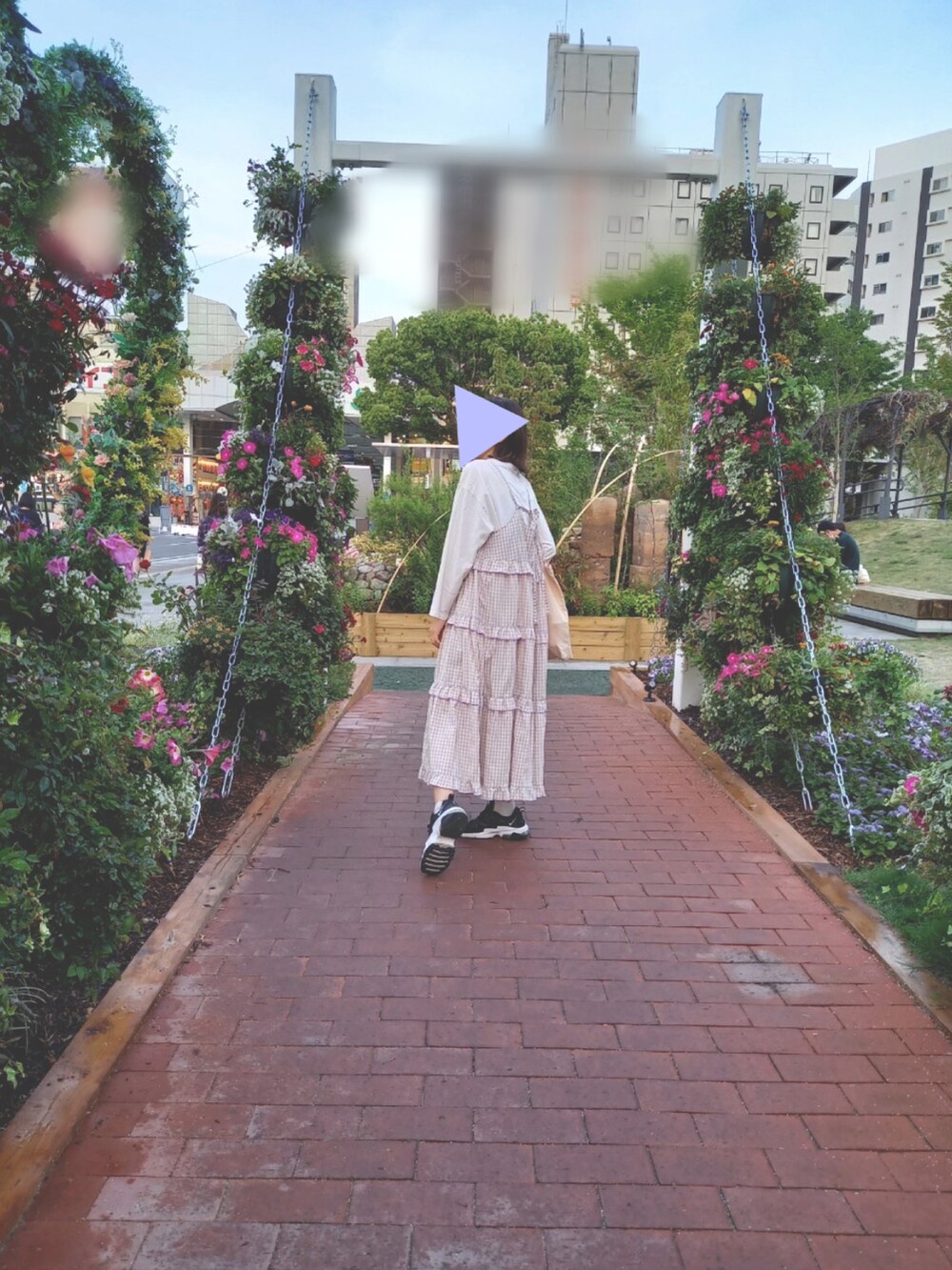 パープル系のワンピース、ホワイト系のTシャツ/カットソー、ホワイト系のトートバッグを着用したレディースの春コーディネートの2枚目の写真