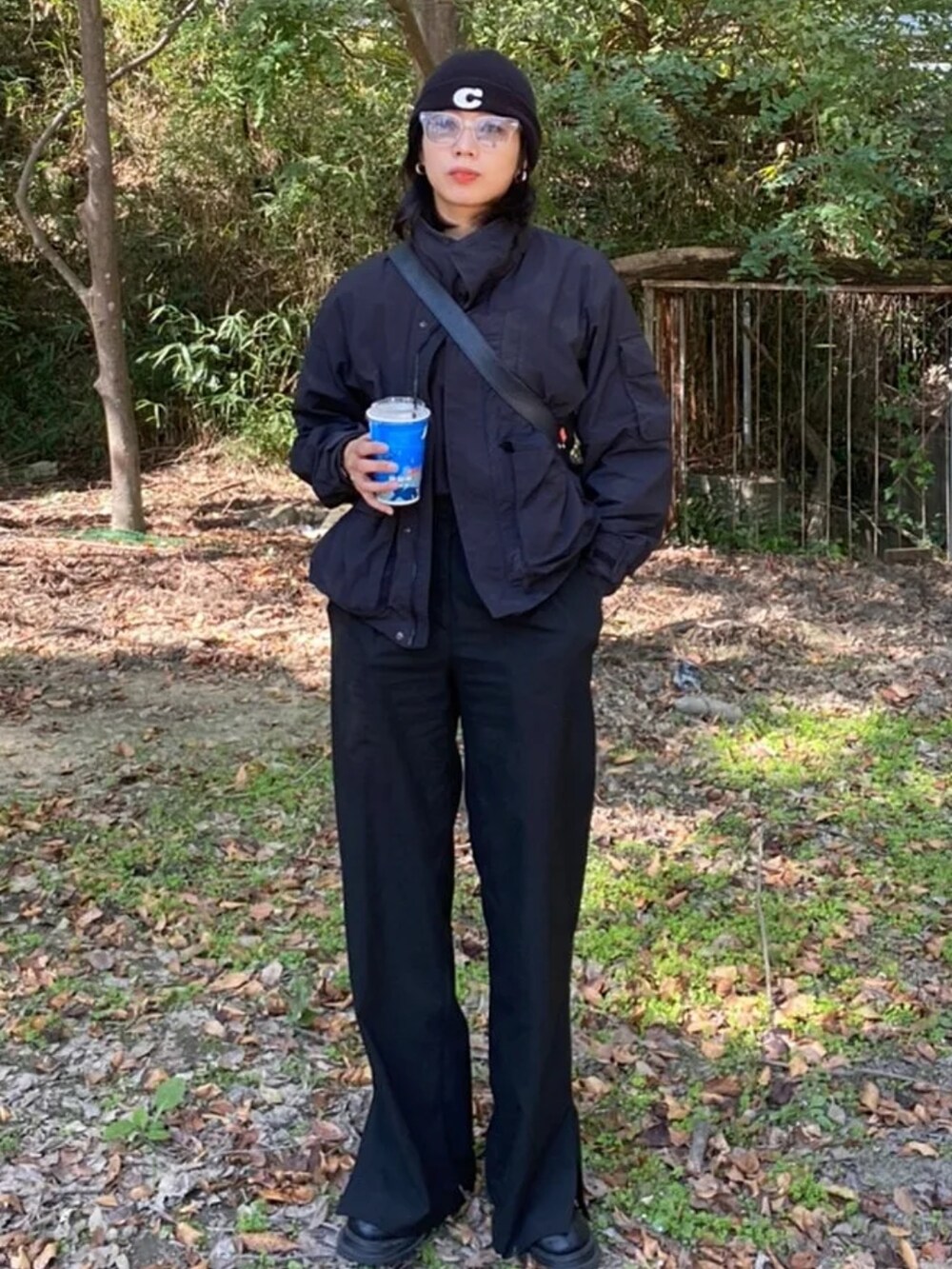 ブラック系のジャケット/アウター、ブラック系のスラックス、ブラック系のブーツを着用したレディースの冬コーディネートの2枚目の写真