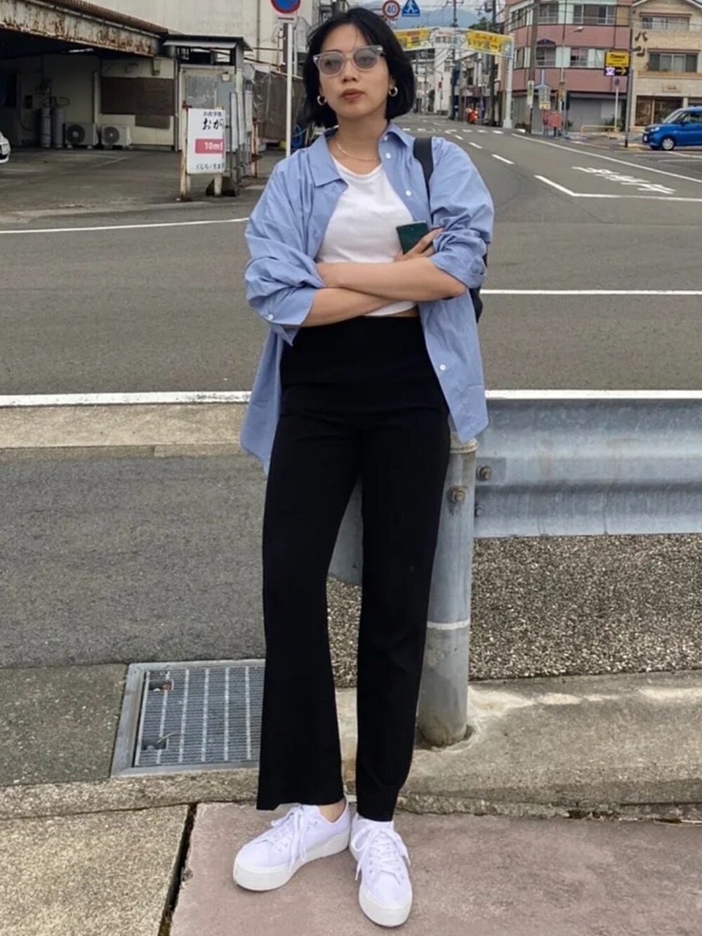 ホワイト系のTシャツ/カットソー、ブルー系のシャツ/ブラウス、ブラック系のスラックスを着用したレディースの夏コーディネートの2枚目の写真