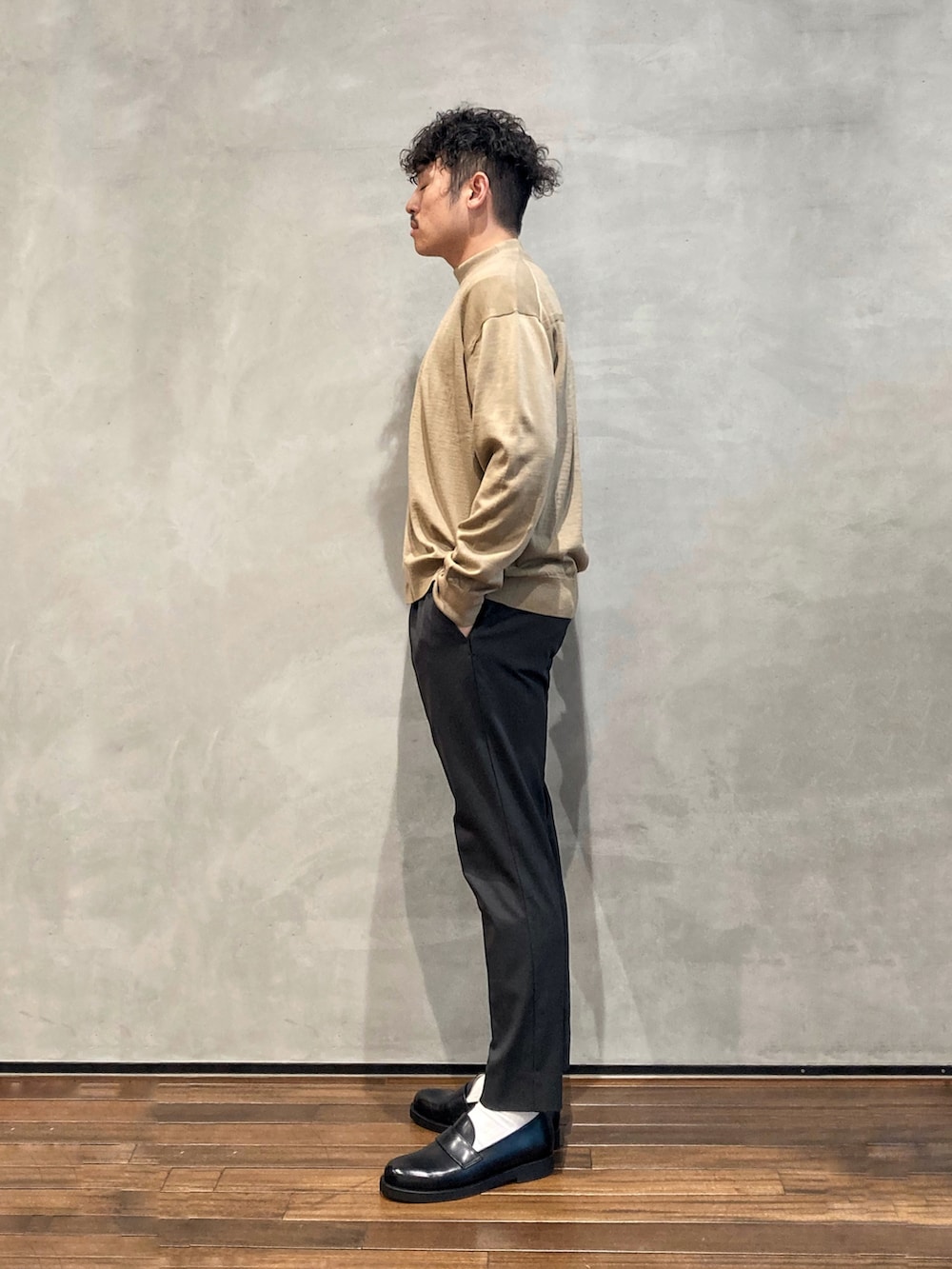 ベージュ系のニット/セーター、ベージュ系のニット/セーター、グレー系のセットアップを着用したメンズの秋コーディネートの2枚目の写真