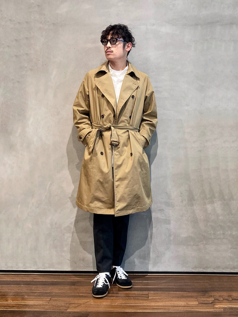 ホワイト系のシャツ/ブラウスを着用したメンズの夏コーディネートの4枚目の写真