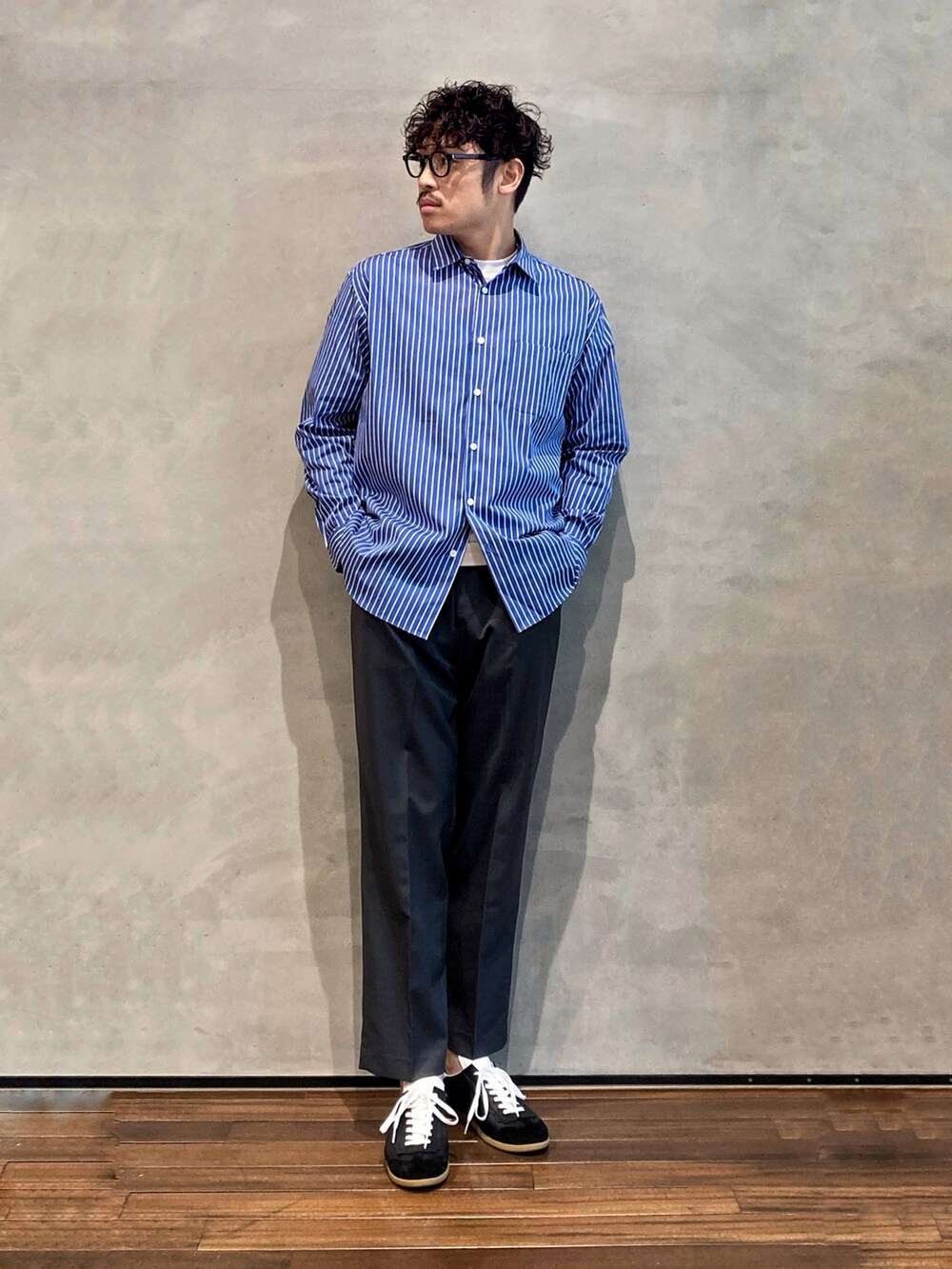 ブルー系のシャツ/ブラウス、グレー系のスラックスを着用したメンズの夏コーディネートの4枚目の写真