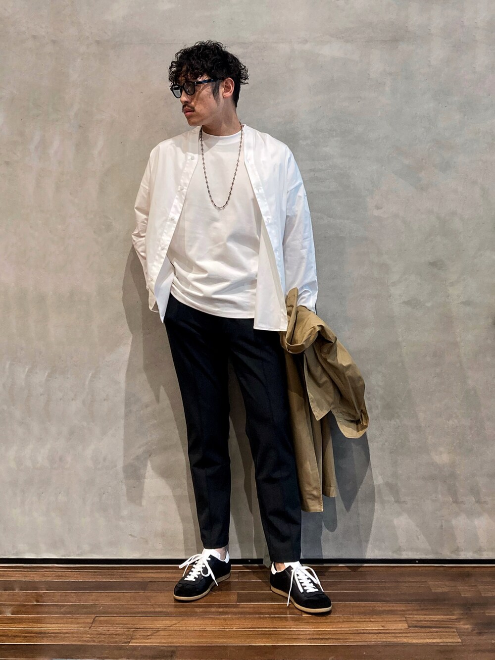 ホワイト系のTシャツ/カットソーを着用したメンズの夏コーディネートの4枚目の写真